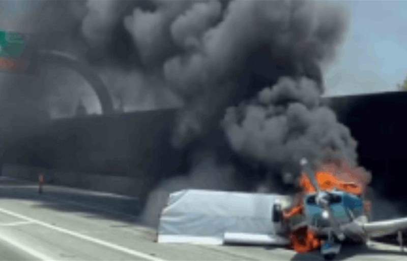 فيديو مروع: لحظة سقوط طائرة على طريق سريع واشتعال النار فيها