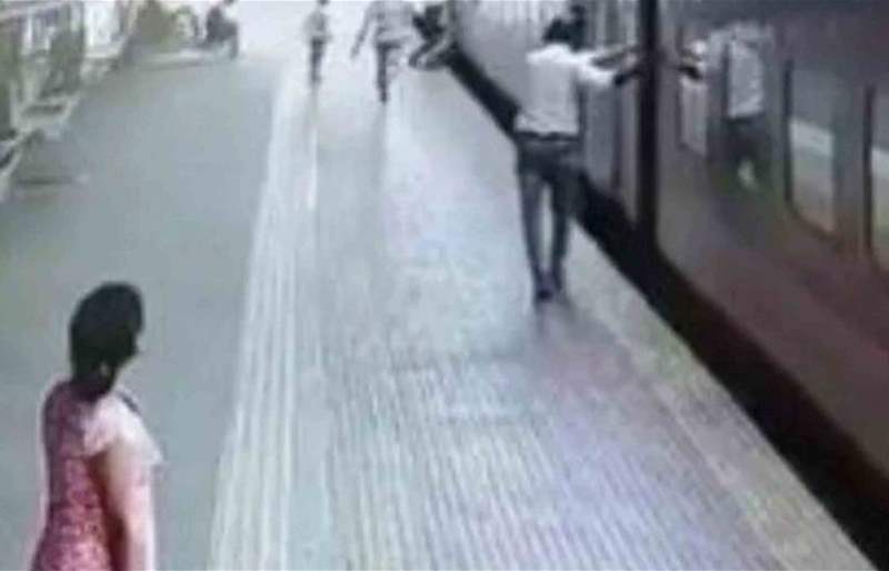 بالفيديو: شرطية شجاعة تنقذ امرأة مسنة وابنها بمحطة قطار