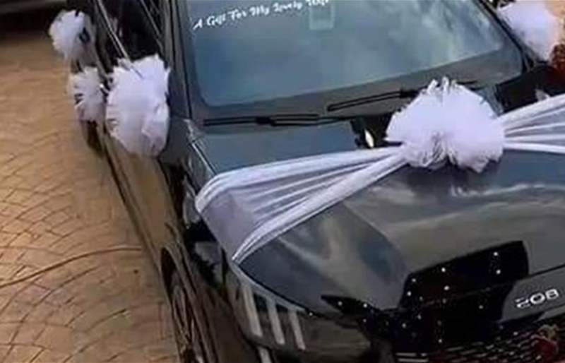 بالصورة: شاب يهدي زوجته سيارته وبداخلها أطقم من الذهب!