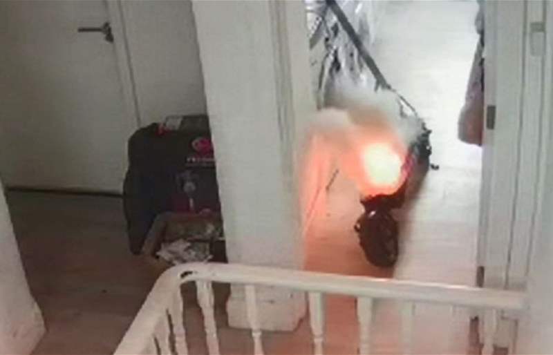 بالفيديو: سكوتر كهربائي يشتعل داخل المنزل أثناء شحنه