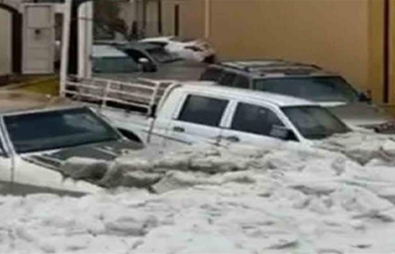 في مشهد نادرٍ: الأمطار تُغرق الطرقات في السعوديّة