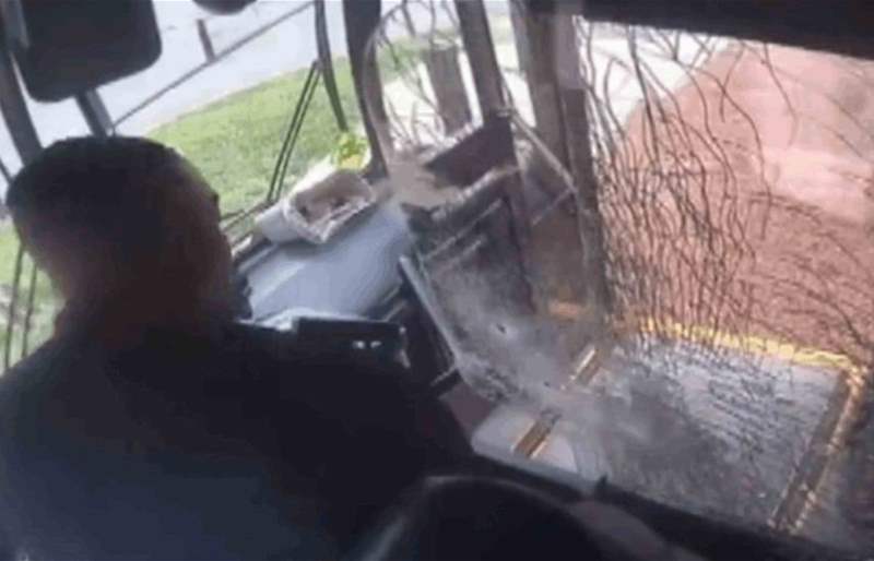 بالفيديو: لحظة تبادل لإطلاق نار بين راكب وسائق داخل حافلة