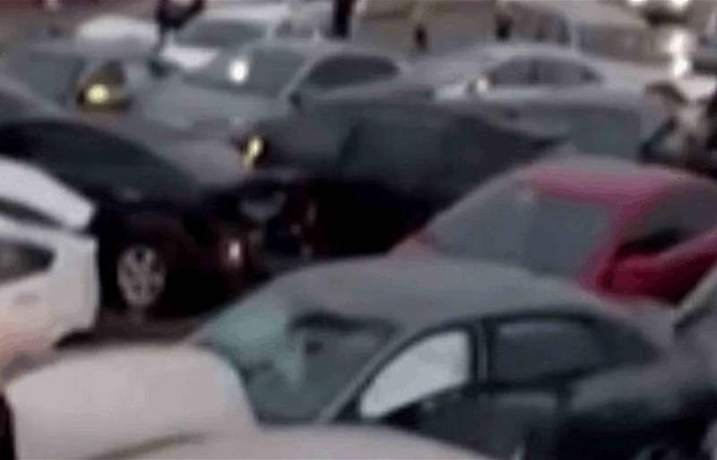 بالفيديو: إصطدام أكثر من 100 سيارة ببعضها البعض!