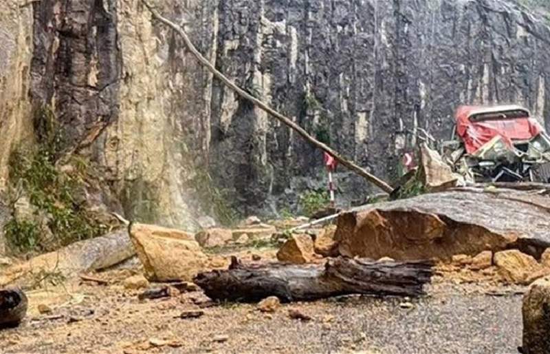 حافلة ركاب تُطمر جراء انهيار أرضي في فيتنام