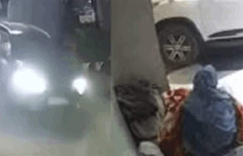 سيارة تقتحم منزلاً وامرأة مسنّة تفلت من الموت بأعجوبة