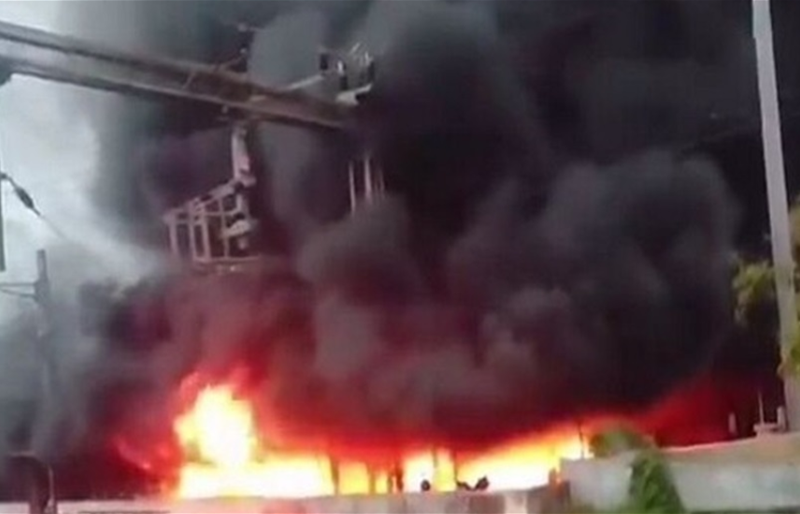 احتراق أكثر من 200 دراجة نارية وسكوتر في حريق بمحطة قطار في الهند