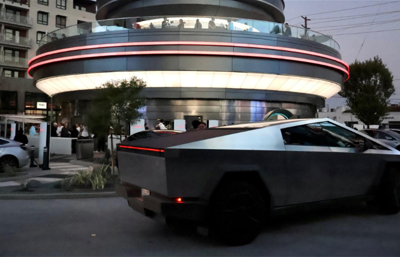 مطعم Tesla Diner في لوس أنجلوس يتحوّل من ظاهرة إلى تحدّي حقيقي