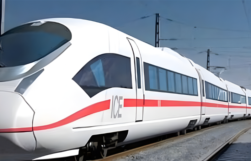 مراهقان يخاطران بحياتهما: ركوبا سطح قطار في سان دييغو والشرطة تتدخل