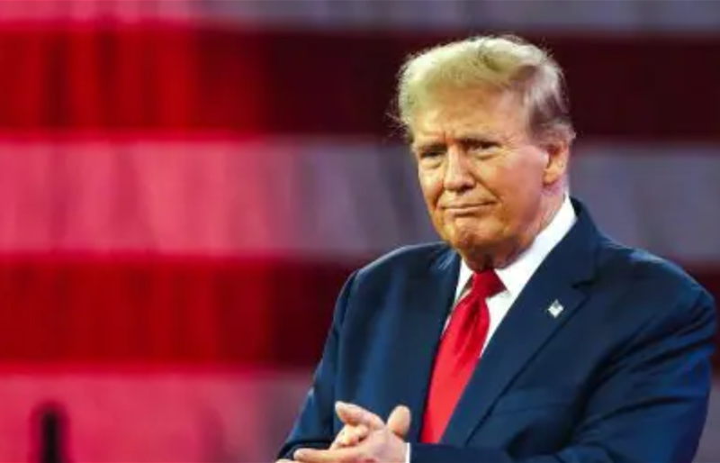 بالصور: ترامب "داخل سيارة مكشوفة" برفقة فنانة بارزة!