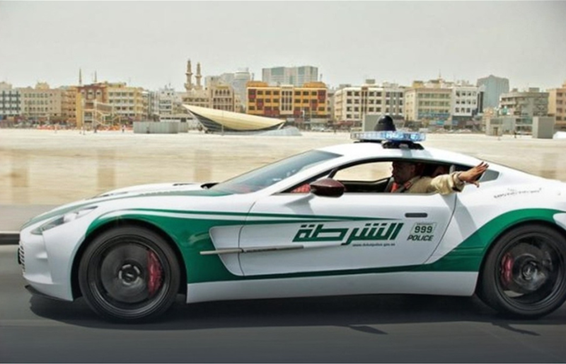 شرطة دبي تبرز بحركة إنسانية لفتاة ضلت طريقها خلال سحور رمضاني