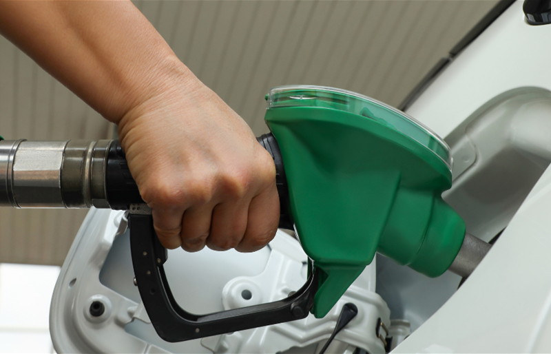 شيفرون تثير الجدل: “قلّلوا القيادة” بدل انتظار انخفاض أسعار الوقود