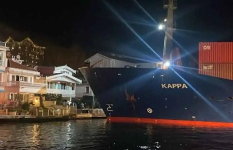 سفينة شحن تنحرف وتكاد تصطدم بقصر على البوسفور في إسطنبول