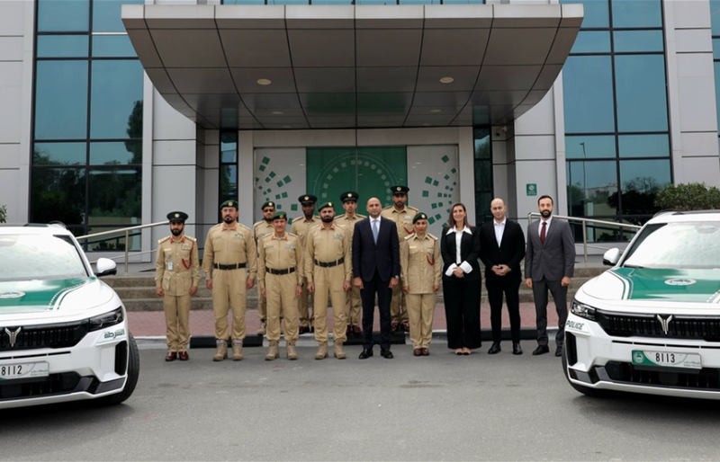 شرطة دبي تعزز أسطولها بسيارات كهربائية متطورة
