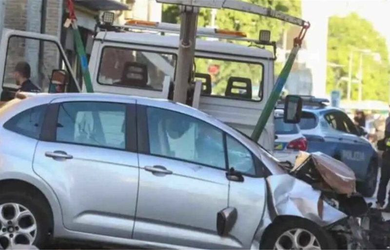 لحظات رعب في شوارع إيطاليا… سيارة تقتحم المشاة بسرعة جنونية!