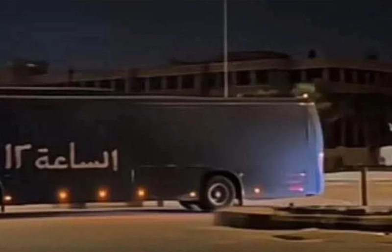 حافلة سوداء بلا سائق تثير الجدل في القاهرة.. والحقيقة تكشف مفاجأة