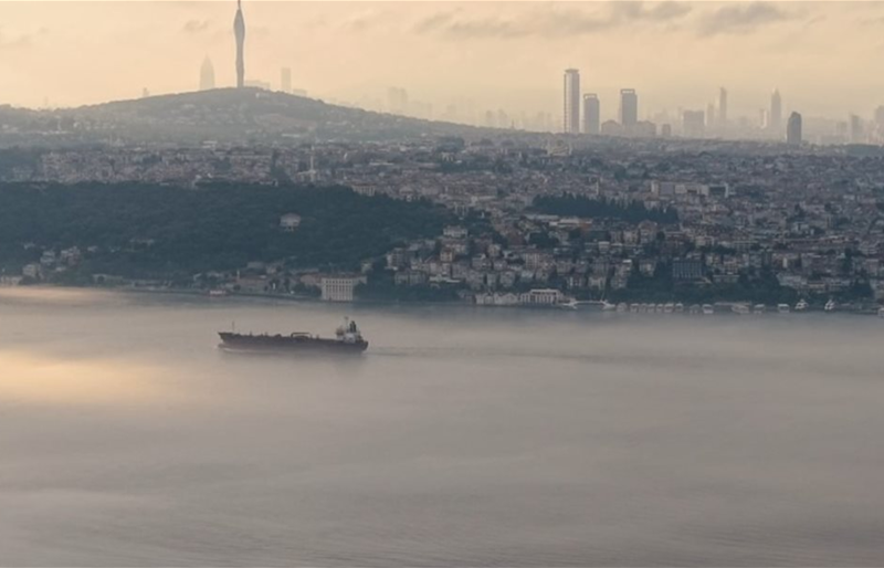 ضباب كثيف يشل إسطنبول.. إغلاق مضيق البوسفور وتعليق عشرات الرحلات البحرية