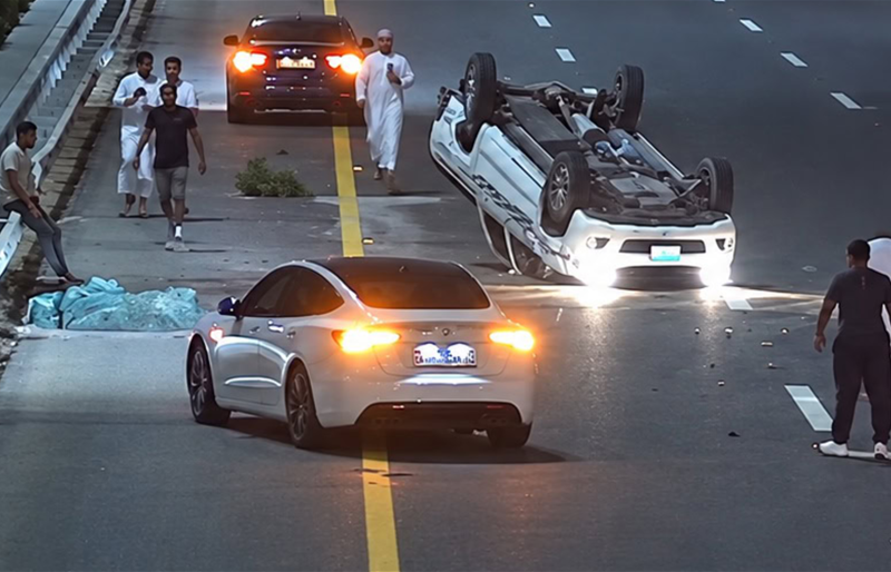 فيديو من أبوظبي يوثّق حادثاً مرورياً تتبعه اصطدامات متتالية بسبب التجمهر