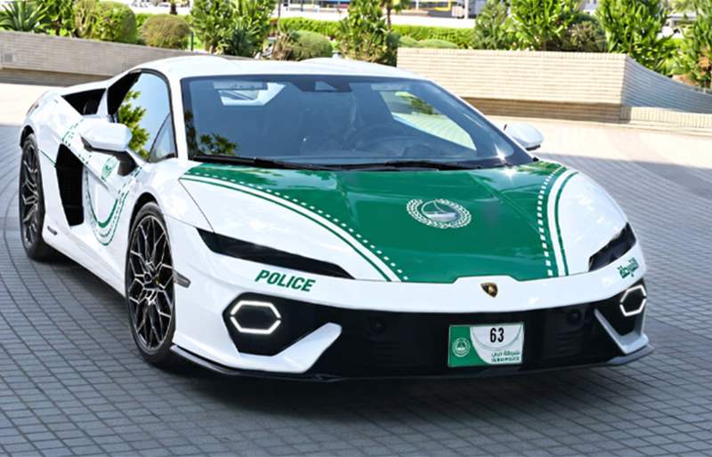 شرطة دبي تستعين بلامبورغيني تيميراريو الهجينة بقوة 920 حصاناً!