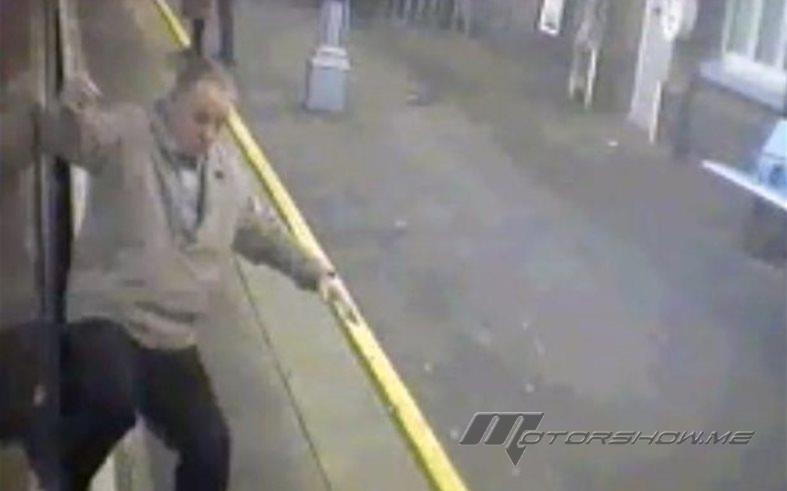 بالفيديو: حنكة السائق أنقذت راكب من تحت عجلات القطار! 