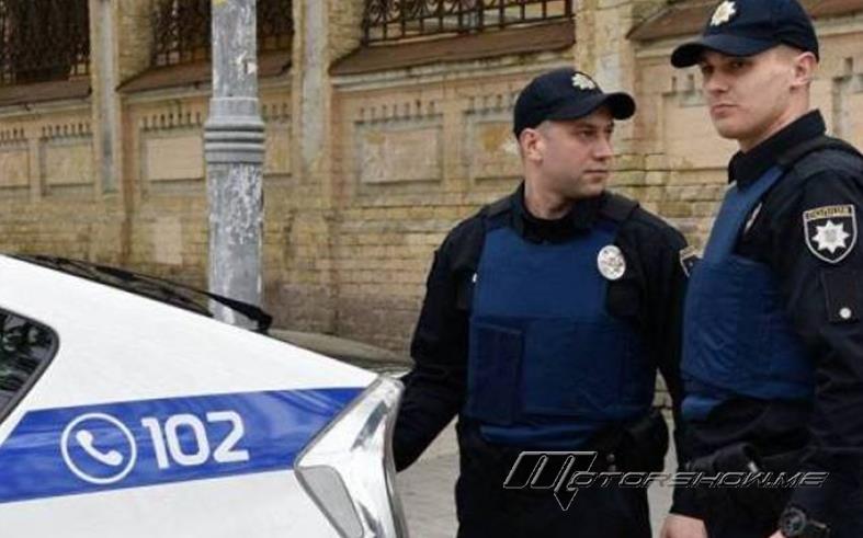 هل تعلم لماذا يلمس الشّرطي السيارة في كلّ مرّة يتم توقيفها؟