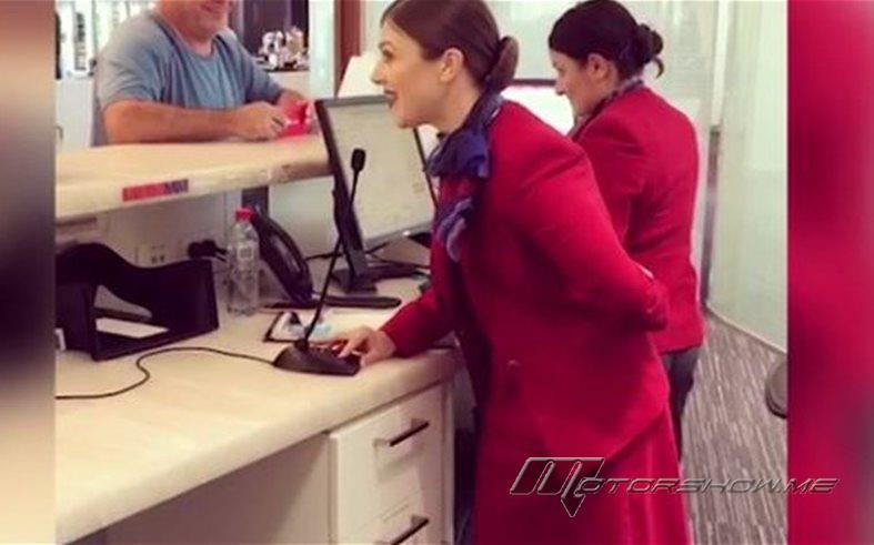 بالفيديو: هكذا فاجأت مضيفة الطيران المسافرين في عيد الميلاد