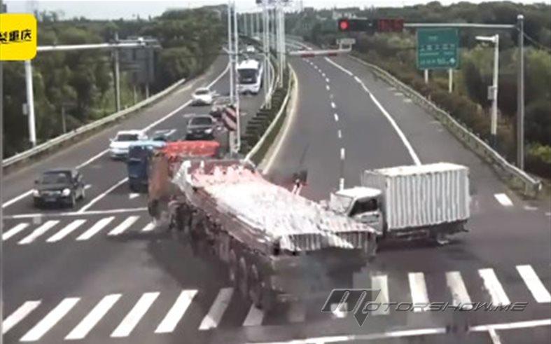 بالفيديو: أشخاص نجو من الموت بأعجوبة! 