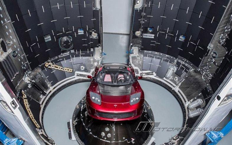 بالصور: إيلون ماسك يستعد لإطلاق سيارته إلى كوكب المريخ