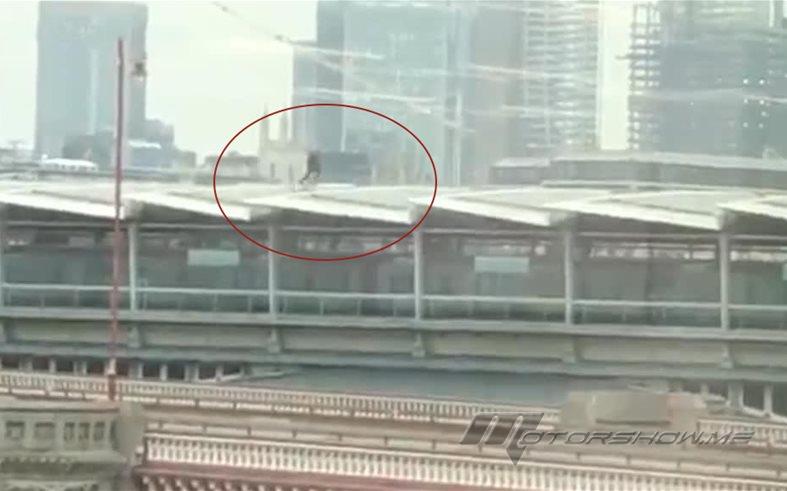 بالفيديو: لن تصدقوا من تمّ رصده يركض فوق جسر سكة حديد في لندن!