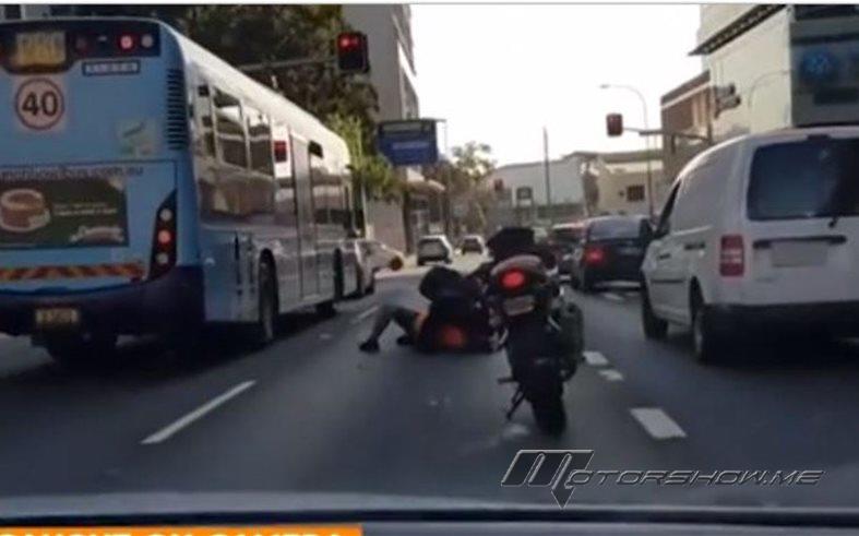 بالفيديو: مشهد صادم بين درّاج ومسنّ وسط الشارع!