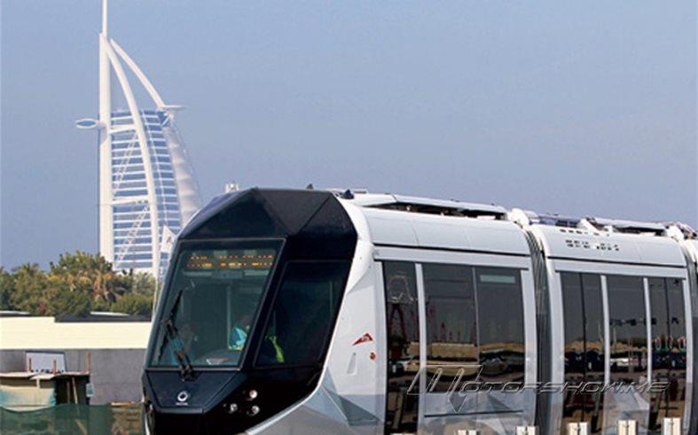 بالصور: وقوع أوّل حادث تصادم بين ترام دبي وسيارة في الـ"جي بي آر"