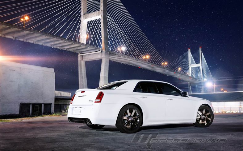  Chrysler 300 SRT8 تجمع بصورة مثالية بين الفخامة والأداء العالي