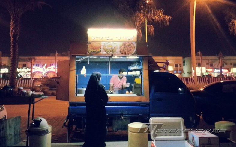 سعودي يحوّل سيارته إلى مطعم... والسبب؟