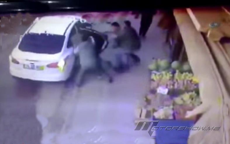 بالفيديو: لحظة اختطاف فتاة داخل سيارة أثناء سيرها بإحدى الأسواق