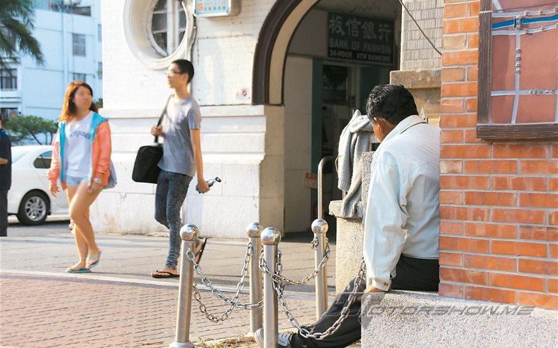 رجل ينتظر لقاء حبيبته في محطة القطار منذ 20 عاماً
