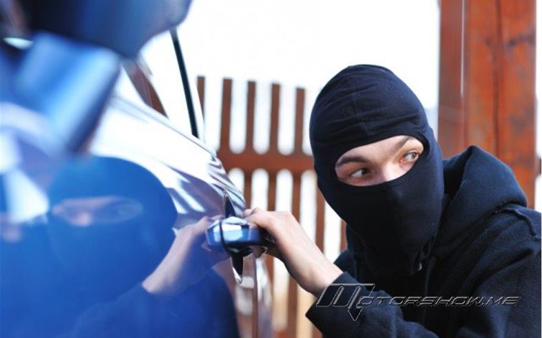 لص محترف سرق محتويات سيارة رجل وهو نائم فيها 