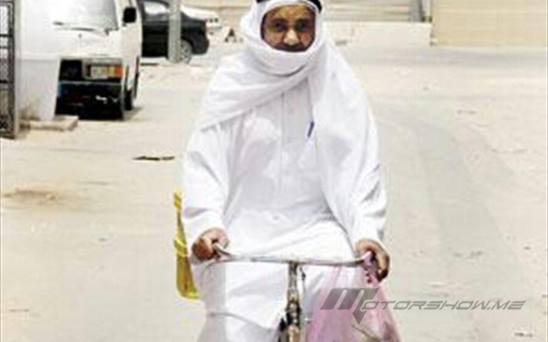 رجل مسن من السعودية استبدل سيارته بدرّاجة والسبب؟