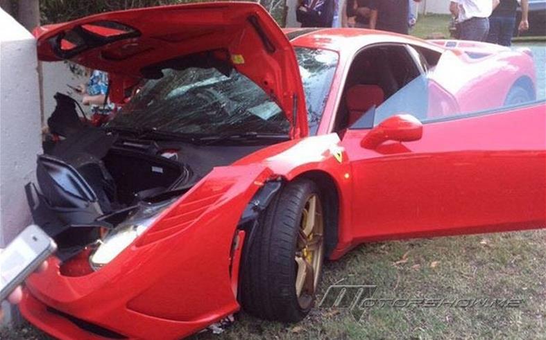  بالصور: للمرة الثانية على التوالي تحطم سيارة فيراري 458 الجديدة بالكامل!