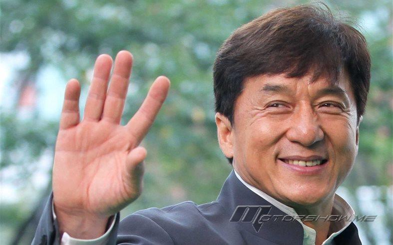 بالصور: جاكي شان يرتدي الدشداشة في دبي داخل سيارة مرسيدس!