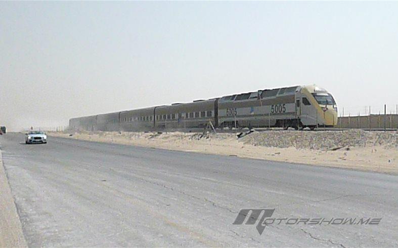 بالفيديو: بنتلي تتحدى قطار الصحراء في المملكة العربية السعودية