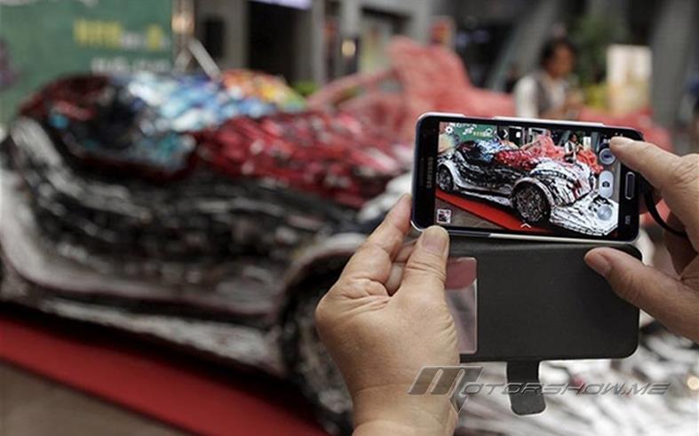 بالصور: ابتكار سيارة بأكثر من 25 الف هاتف محمول