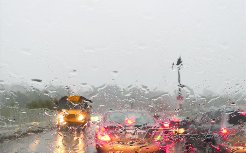 10 نصائح على كل سائق معرفتها لتفادي الحوادث أثناء الامطار الغزيرة