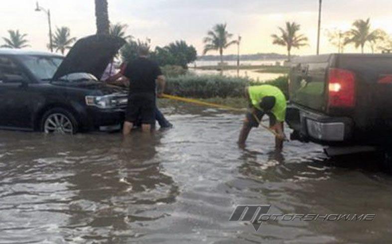 تطوع الشباب السعودي لإنقاذ العالقين في السيول باستخدام سيارات الدفع الرباعي