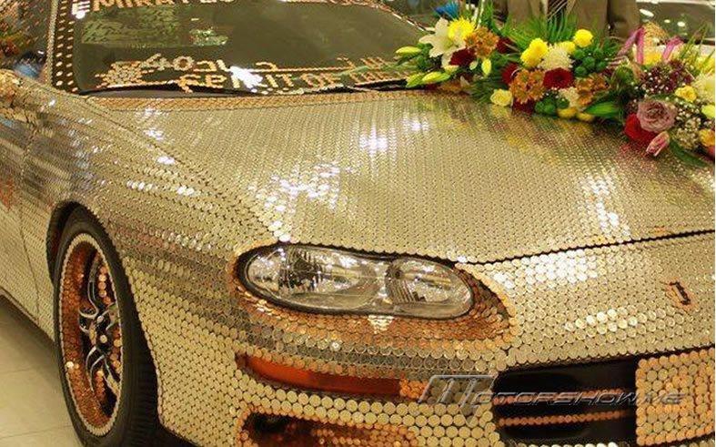 مواطن يغطي سيارته بالكامل بقرابة 33.000 عملة إماراتية بقيمة...