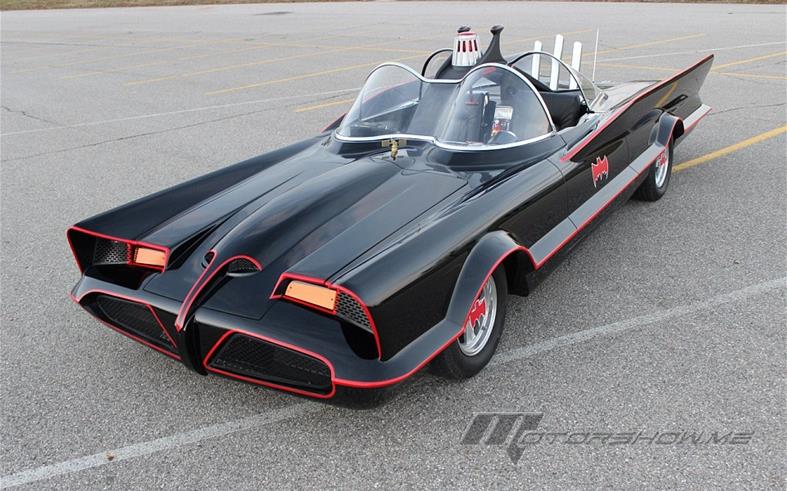 بالصور: أنظر كيف ربح الملايين بعد تقليد سيارة باتمان التاريخية وبيعها