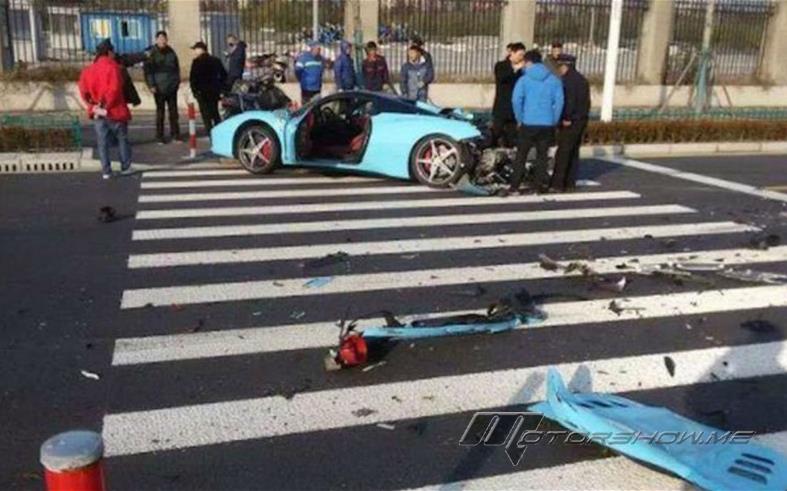 بالصور: سيارة فيراري 458 قيمتها 2.2 مليون ريال سعودي حطّمها شاب لسبب سخيف