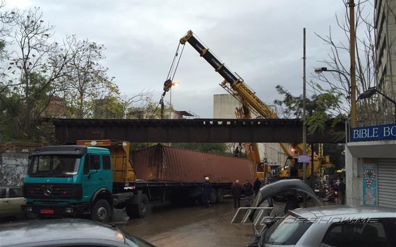 بالصور: حادث اليم لانقلاب حاوية شاحنة ضخمة بسبب اهمال السائق على احدى الطرقات اللبنانية