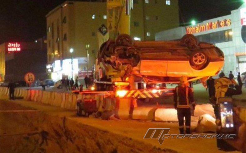 بالصور: سقوط عائلة سعودية في حفرة عميقة في شارع عثمان بن عفان