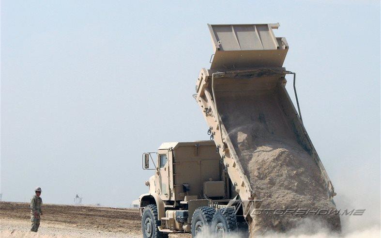 رجل تدفنه حمولة شاحنة رمل حيّاً في السعودية... والسبب لايصدّق!