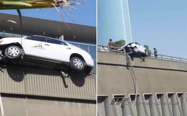 بالصور: حادث غريب لسيارة أجرة بالرياض... ما هي ردة فعل النشطاء؟
