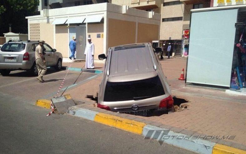 بالصور : سقوط تويوتا لاندكروزر في حفرة على رصيف وسط سوق الذهب  في الإمارات.